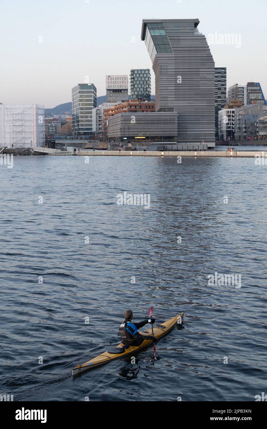 Homme kayak dans le fjord d'Olso en face du Musée Munch Banque D'Images