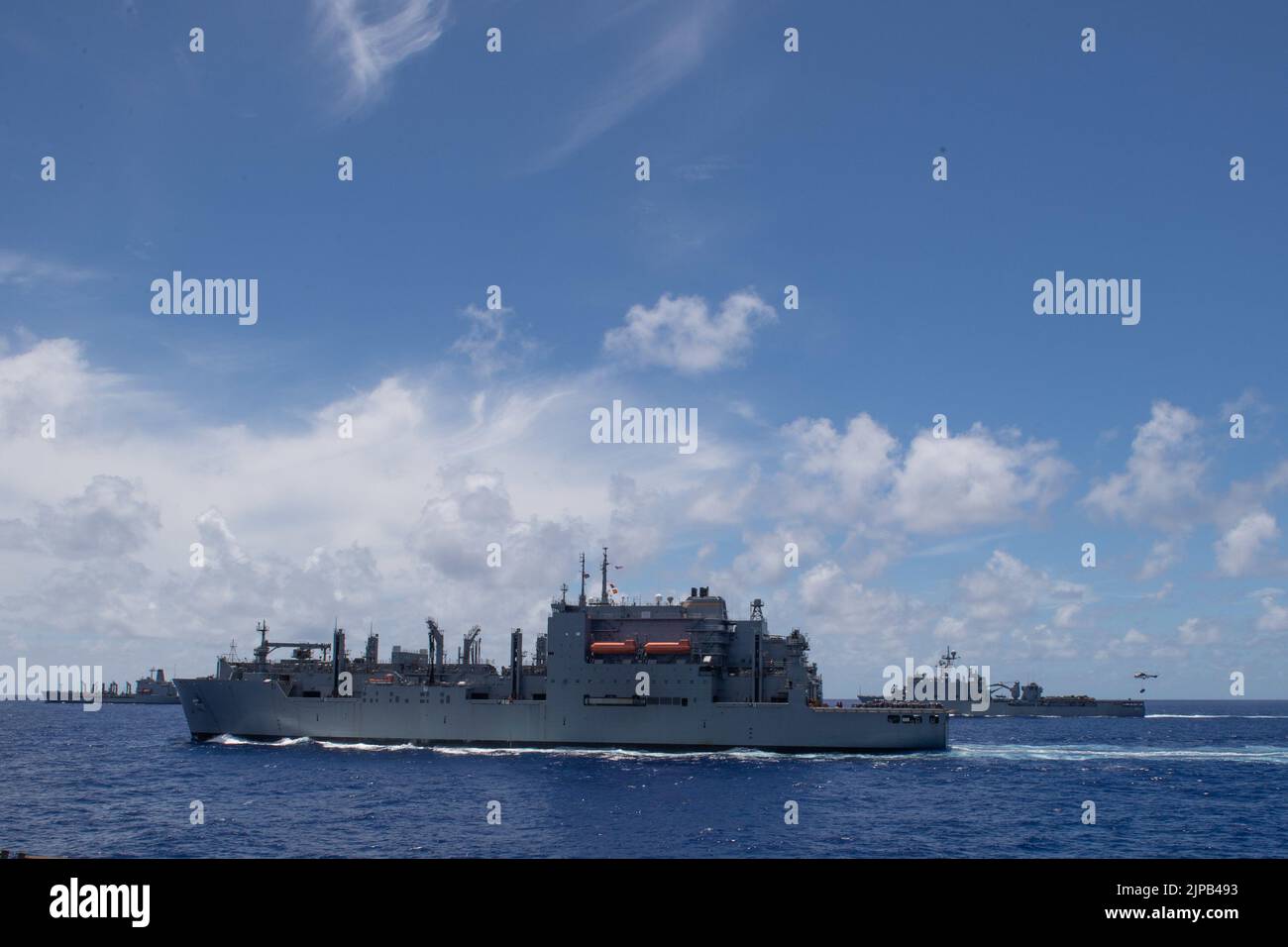 220815-N-XB010-1008 Mer des Philippines (août 15, 2022) le navire de fret sec USNS Carl Brashear (T-AKE 7), en premier plan, vole à côté de l'auréole en cours USNS Tippecanoe (T-AO-199), à gauche, et le navire d'atterrissage sur quai déployé par l'avant USS Rushmore (LSD-47), comme le montre le navire de transport amphibie déployé par l'avant USS New Orleans (LPD 18). La Nouvelle-Orléans, qui fait partie du Tripoli Amphiobie Ready Group, ainsi que de l'unité expéditionnaire maritime 31st, opère dans la zone de responsabilité de la flotte américaine 7th afin d'améliorer l'interopérabilité avec les alliés et les partenaires et de servir de force d'intervention prête à l'emploi Banque D'Images