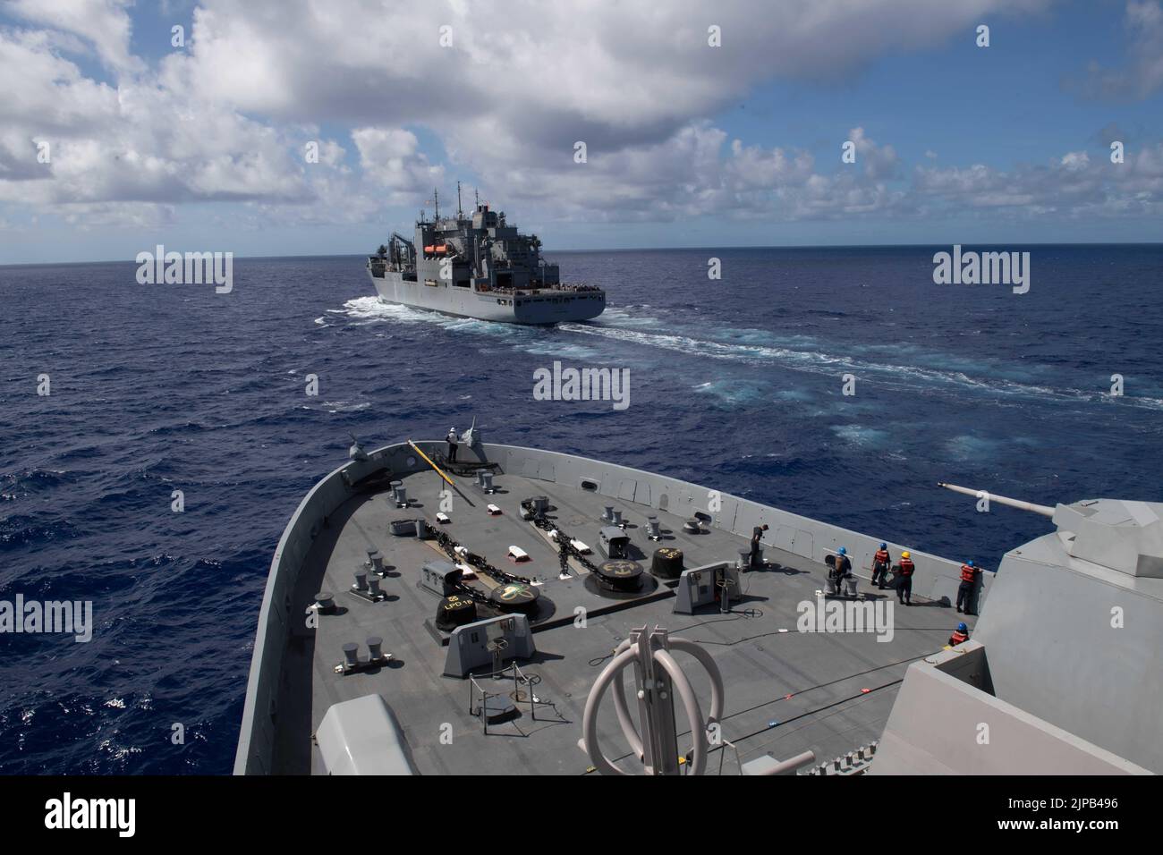 220815-N-XB010-1003 Mer des Philippines (août 15, 2022) le quai de transport amphibie déployé vers l'avant USS New Orleans (LPD 18) s'oriente vers le navire de fret sec USNS Carl Brashear (T-AKE 7) pour un réapprovisionnement en mer. La Nouvelle-Orléans, qui fait partie du Tripoli Amphiobie Ready Group, ainsi que de l'unité expéditionnaire maritime 31st, opère dans la zone de responsabilité de la flotte américaine 7th afin d'améliorer l'interopérabilité avec les alliés et les partenaires et de servir de force de réaction prête à l'emploi pour défendre la paix et la stabilité dans la région Indo-Pacifique. (É.-U. Photo de la marine par le spécialiste des communications de masse 1st classe Desmond Parks Banque D'Images