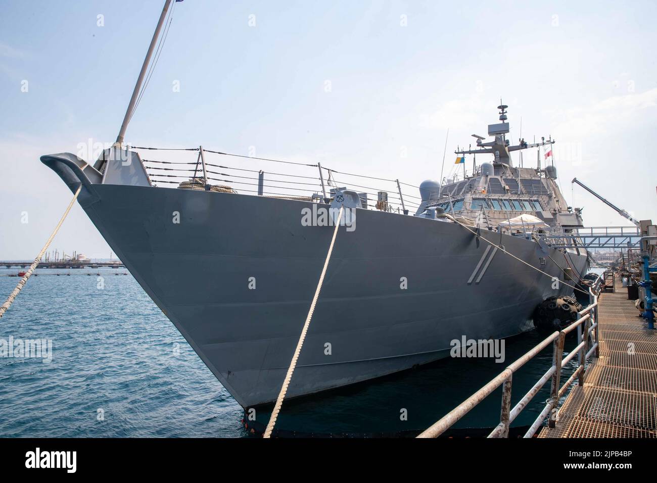 220808-N-NR343-2002 AUGUSTA BAY, Italie (août 8, 2022) le navire de combat littoral de classe Freedom USS Sioux City (LCS 11) amarré au bord de la baie Augusta, Italie, 8 août 2022. Sioux City est en cours de déploiement prévu dans la zone d'opérations de la Naval Forces Europe des États-Unis, employée par la U.S. Sixth Fleet, pour défendre les intérêts américains, alliés et partenaires. (É.-U. Photo de la marine par le spécialiste des communications de masse 3rd classe Nicholas A. Russell) Banque D'Images