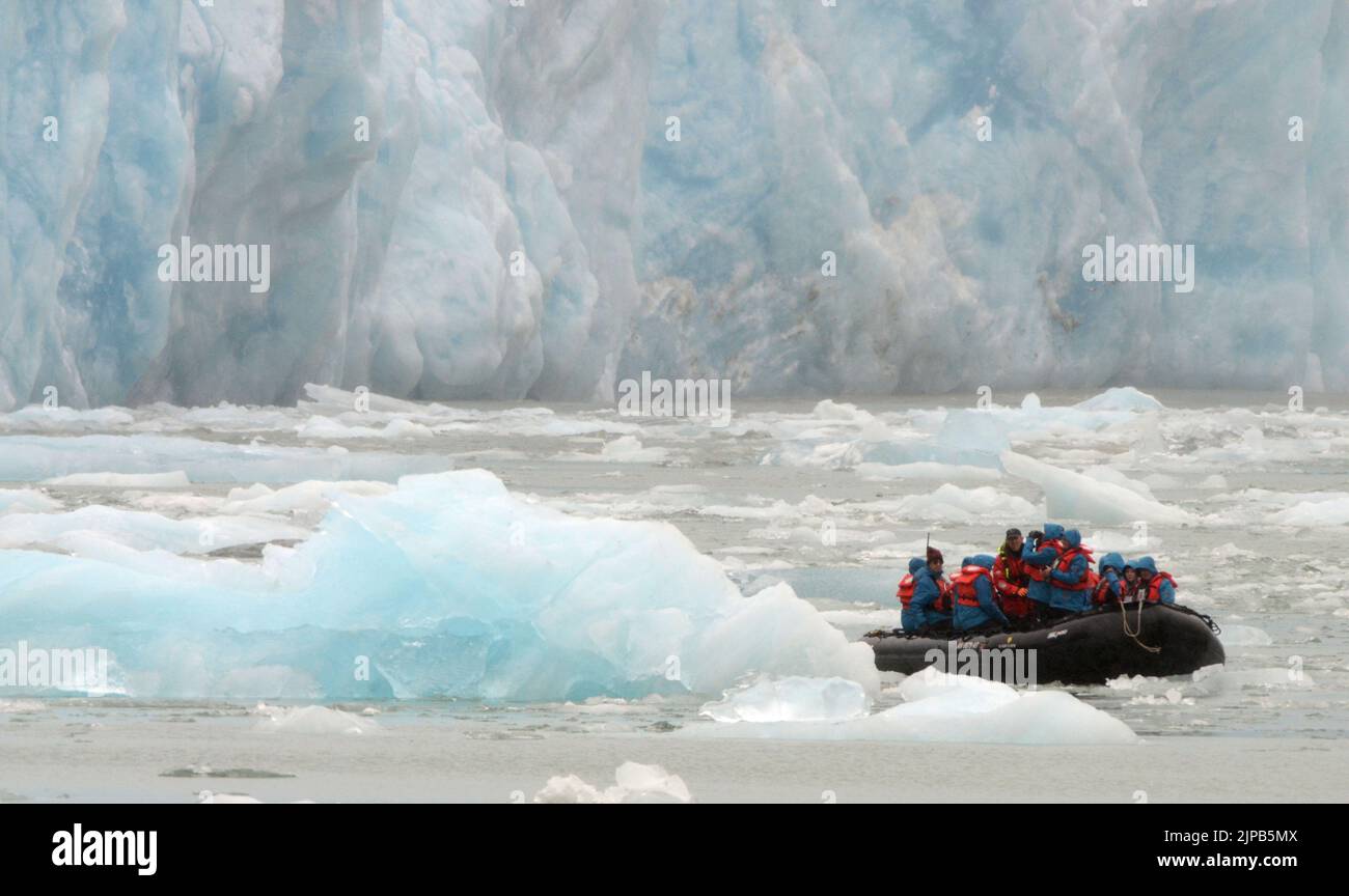 Tracy Arm Fjord, Alaska, États-Unis. 6th août 2022. Les passagers sur des skiffs depuis des bateaux de croisière voient le glacier South Sawyer à Tracy Arm Fjord, Alaska, samedi 6 août 2022. (Image de crédit : © Mark Hertzberg/ZUMA Press Wire) Banque D'Images