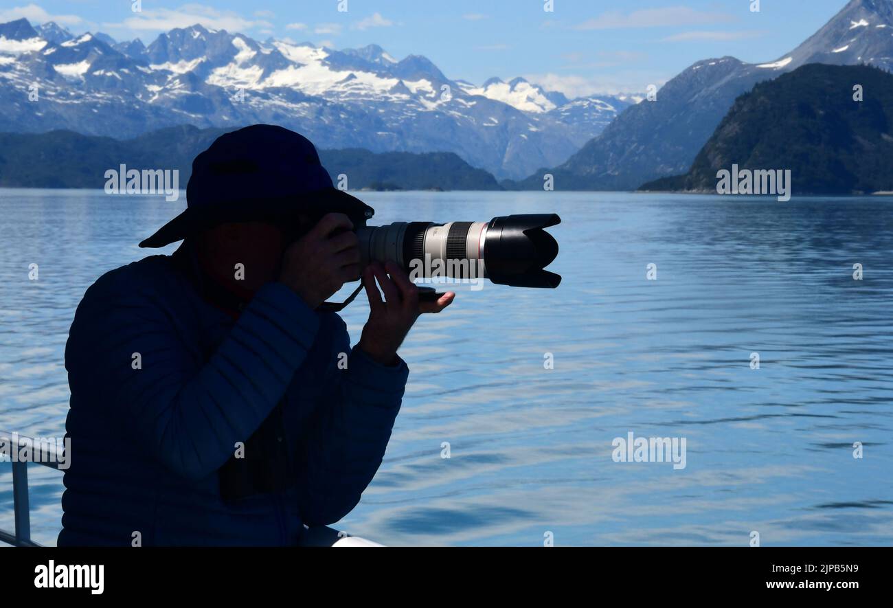 Glacier Bay, Alaska, États-Unis. 3rd août 2022. Un passager sur la ligne de croisière Wilderness Discoverer photographies dans le parc national de Glacier Bay, Alaska, mercredi 3 août 2022. (Image de crédit : © Mark Hertzberg/ZUMA Press Wire) Banque D'Images