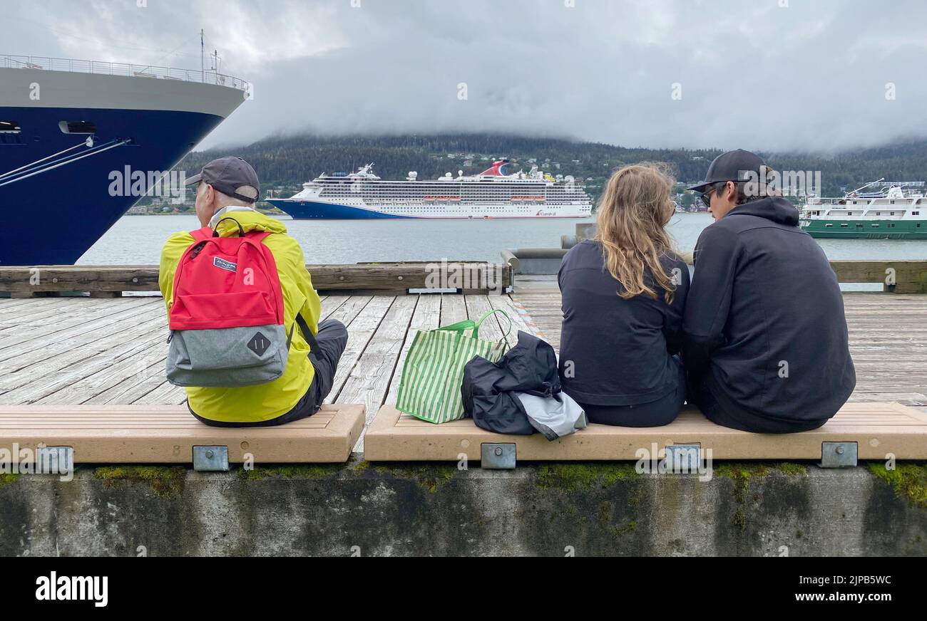 Juneau, Alaska, États-Unis. 31st juillet 2022. Les passagers attendent à bord de navires de croisière dans le port de Juneau Sunday 31 juillet 2022. (Image de crédit : © Mark Hertzberg/ZUMA Press Wire) Banque D'Images