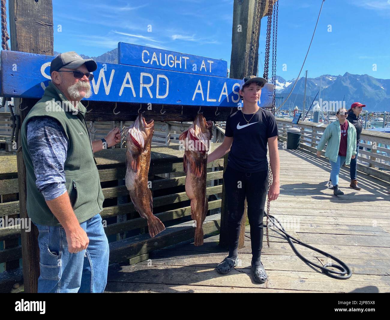 Seward, Alaska, États-Unis. 29th juillet 2022. Les pêcheurs sont photographiés avec leurs prises par des amis et des membres de leur famille au port de Seward, en Alaska, vendredi 29 juillet 2022. (Image de crédit : © Mark Hertzberg/ZUMA Press Wire) Banque D'Images