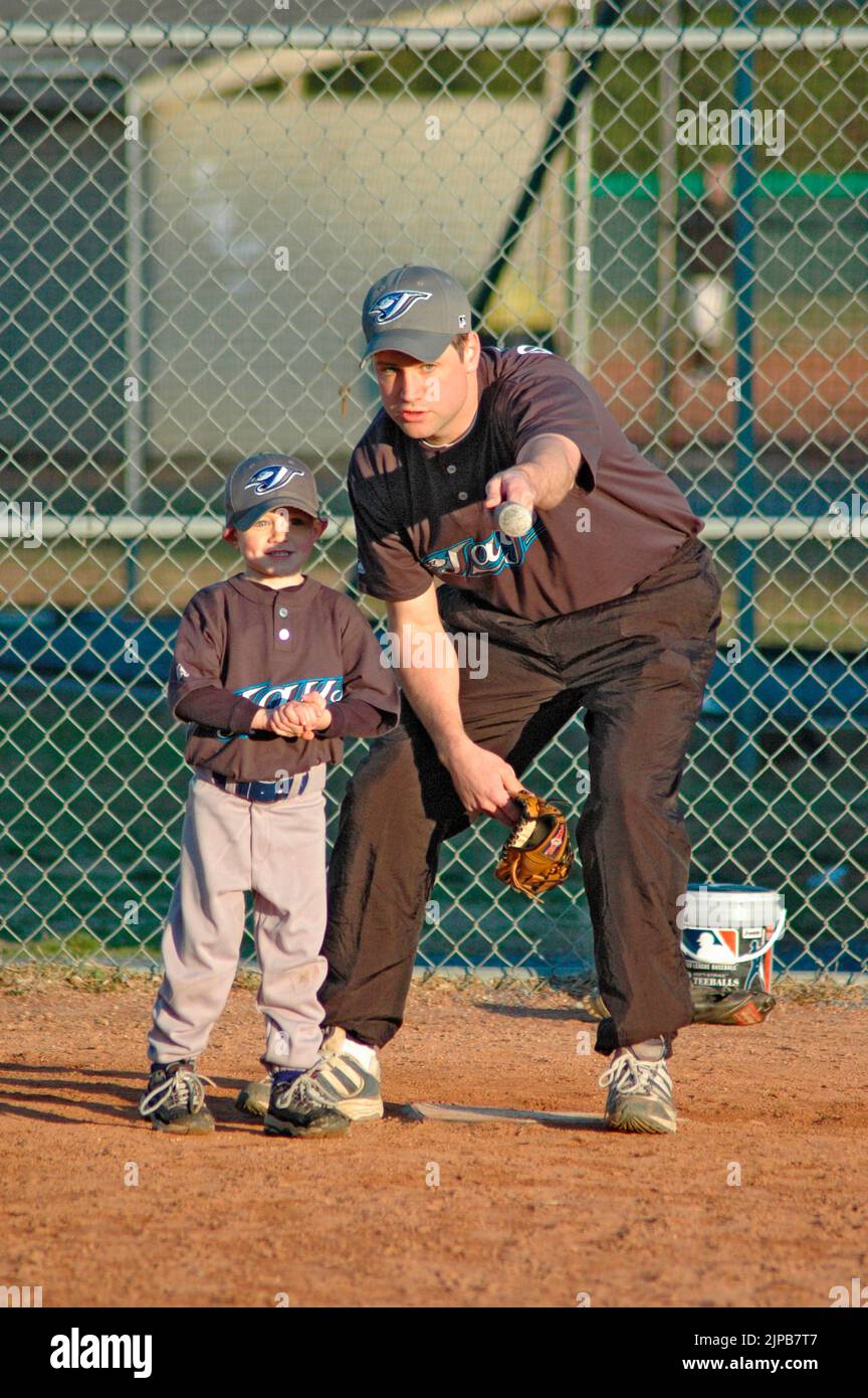 Jeunes et entraîneurs sur les terrains de sport pendant les sports de printemps, étant entraînés et jouant, matchs de baseball Banque D'Images