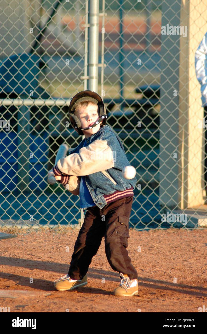 Jeunes et entraîneurs sur les terrains de sport pendant les sports de printemps, étant entraînés et jouant, matchs de baseball Banque D'Images