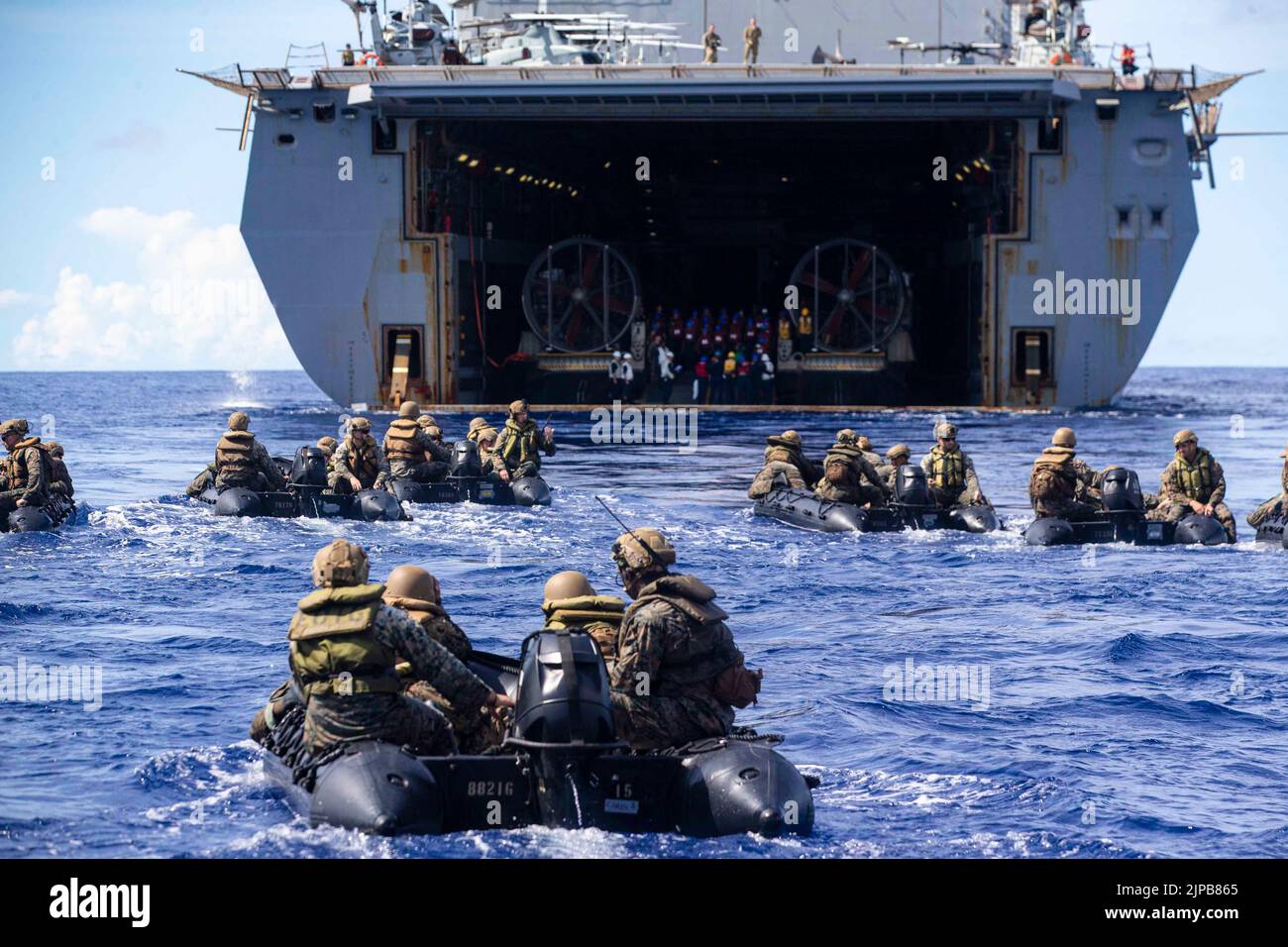 Mer des Philippines. 6th août 2022. Les Marines des États-Unis avec Bataillon Landing Team 2/5, 31st Marine Expeditionary Unit, s'assoient en formation dans des avions de combat en caoutchouc lors d'un exercice de lancement et de récupération, dans la mer des Philippines, août. 6, 2022. Les Marines ont mené cet exercice pour affiner le lancement et la récupération de l'USS New Orleans (LPD 18) avec l'aide des marins affectés à LPD 18. Le MEU de 31st opère à bord des navires du Groupe amphibie Ready de Tripoli dans la zone d'opérations de la flotte de 7th pour améliorer l'interopérabilité avec les alliés et les partenaires et servir de force de réaction prête à l'égard du def Banque D'Images