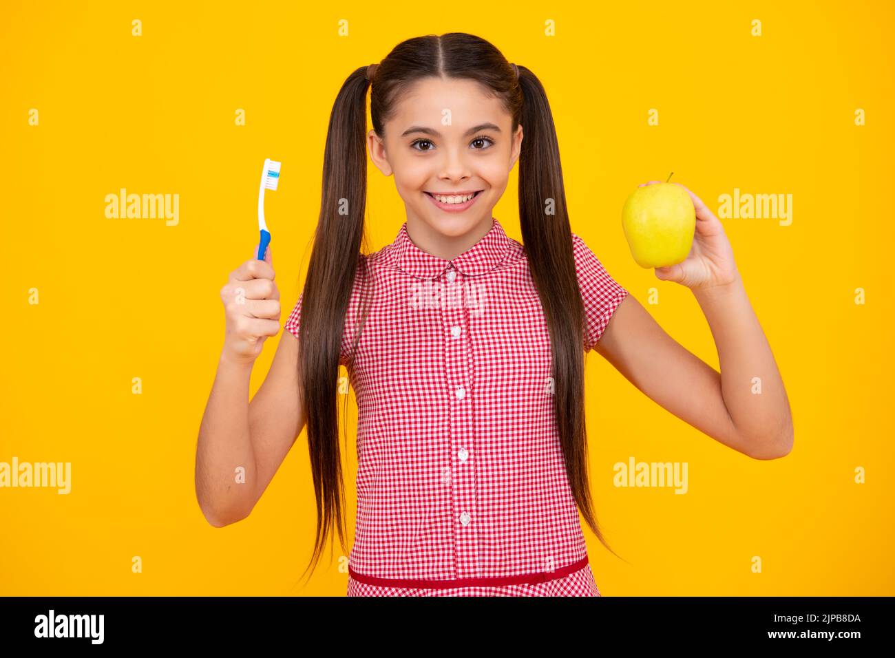 La brosse à dents de maintien de fille d'adolescence, le bonheur d'enfance, la routine du matin. Brosser les dents, soins dentaires et soins buccaux. Enfant brosse ses dents. Joyeux adolescent Banque D'Images