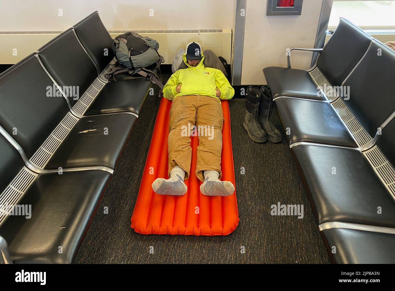 Anchorage, Alaska, États-Unis. 27th juillet 2022. Un voyageur dort dans le salon des arrivées de l'aéroport international Ted Stevens d'Anchorage à Anchorage, Alaska, en début d'après-midi mercredi. (Image de crédit : © Mark Hertzberg/ZUMA Press Wire) Banque D'Images