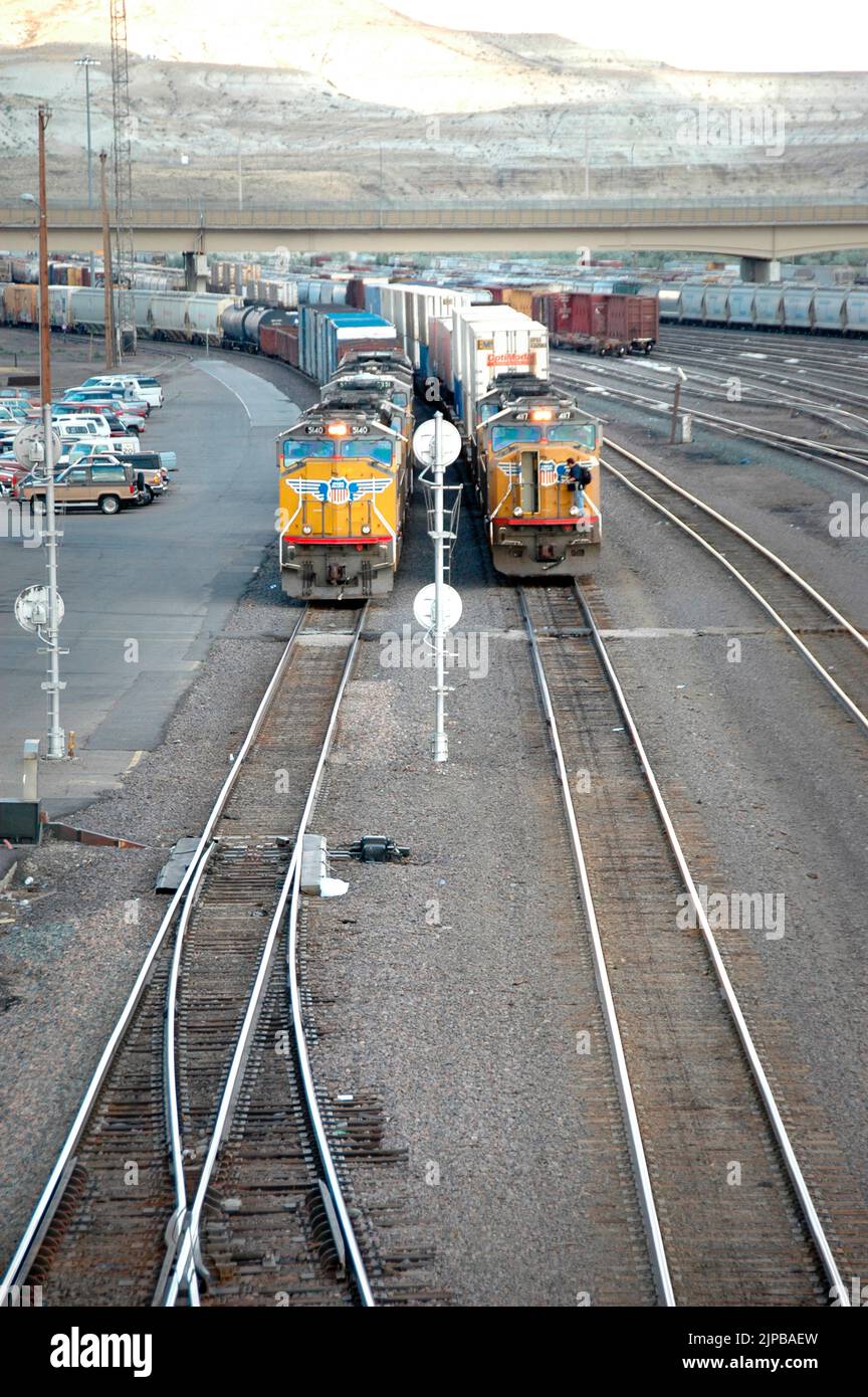 Train de train inoccupé à cabine télécommandée de locomotive avec panneaux latéraux et mélangeurs, moteurs et voitures et installations de réparation dans l'Utah Banque D'Images