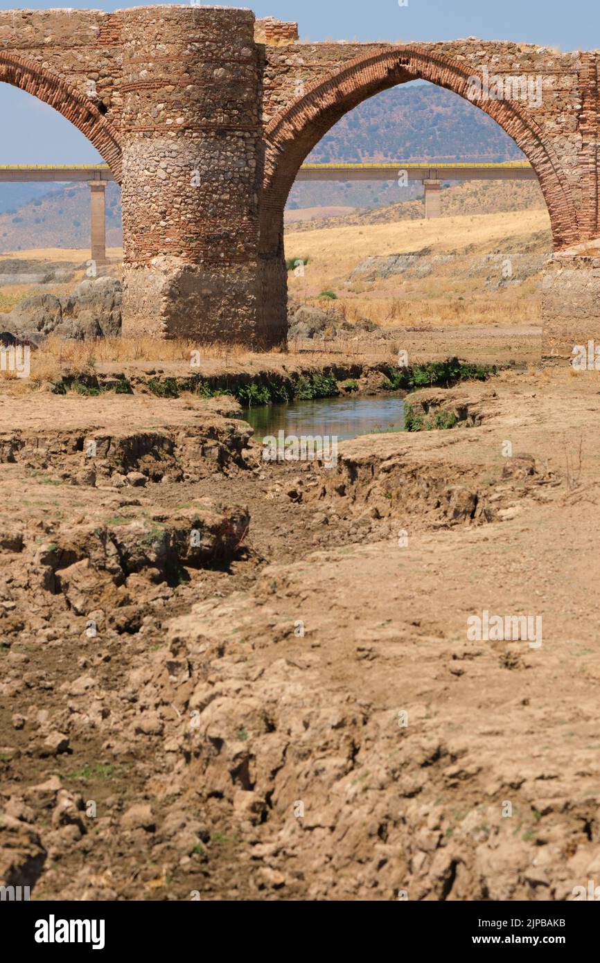 Estrémadure, Espagne. 16th août 2022. Photo prise le 15 août 2022 montre une vue sur le réservoir de Cijara en Estrémadure, Espagne. L'Espagne continue de souffrir de l'un des étés les plus chauds et les plus secs jamais enregistrés, après les températures les plus élevées jamais enregistrées en juillet. Le manque de pluie a laissé les volumes d'eau dans ses réservoirs à moins de 40 pour cent de leurs capacités de stockage -- 20 pour cent en dessous du niveau moyen pour cette période de l'année. Credit: Meng Dingbo/Xinhua/Alay Live News Banque D'Images