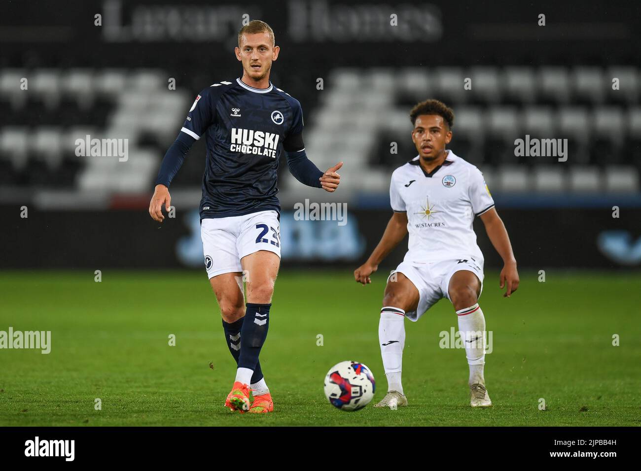 Swansea, Royaume-Uni. 16th août 2022. George Saville #23 de Millwall sous la pression de Matthew Sorinola #29 de Swansea City à Swansea, Royaume-Uni le 8/16/2022. (Photo par Mike Jones/News Images/Sipa USA) crédit: SIPA USA/Alay Live News Banque D'Images