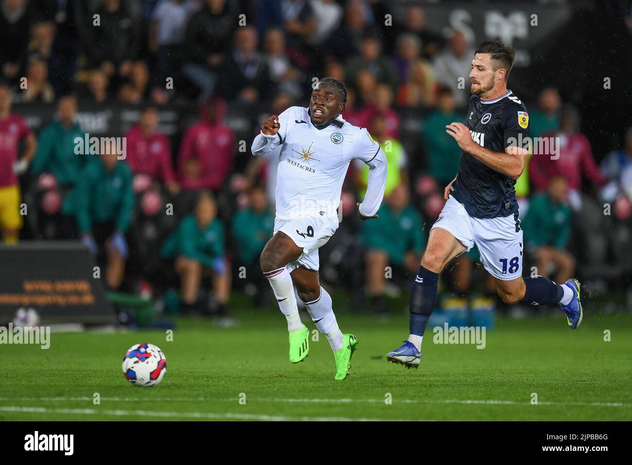 Swansea, Royaume-Uni. 16th août 2022. Michael Obafemi #9 de Swansea City sous la pression de Ryan Leonard #18 de Millwall à Swansea, Royaume-Uni le 8/16/2022. (Photo par Mike Jones/News Images/Sipa USA) crédit: SIPA USA/Alay Live News Banque D'Images