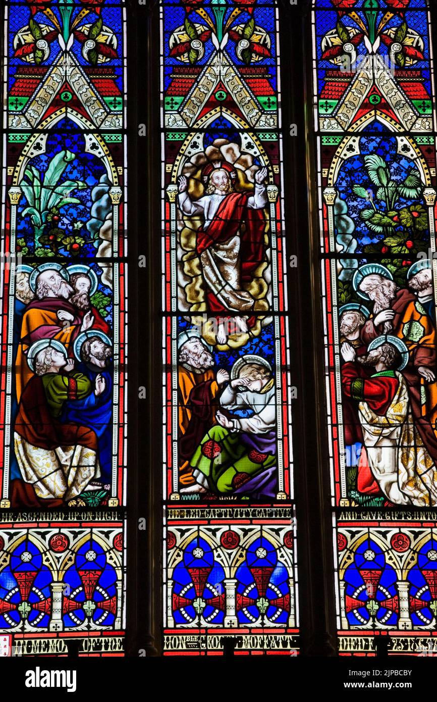 Vitraux colorés avec scènes religieuses, Église anglicane Saint-George, Montréal, Québec, Canada. Banque D'Images