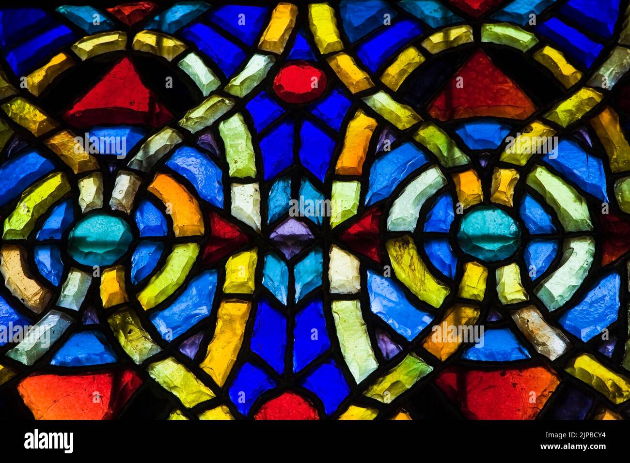 Vitraux colorés à motifs symétriques, basilique notre-Dame, Vieux-Montréal, Québec, Canada. Banque D'Images