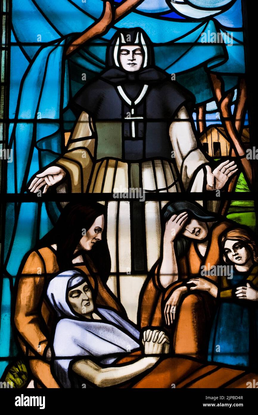 Vitrail coloré avec une scène religieuse d'une religieuse bénissant les malades, Basilique notre-Dame, Vieux-Montréal, Québec, Canada. Banque D'Images