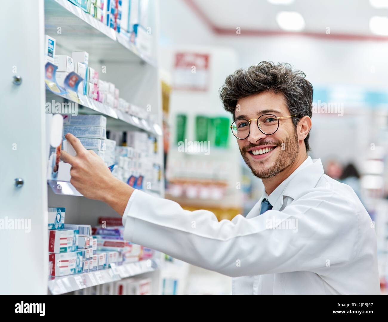 Maintenir ses étagères bien approvisionnées. Portrait d'un pharmacien travaillant dans une pharmacie. Banque D'Images