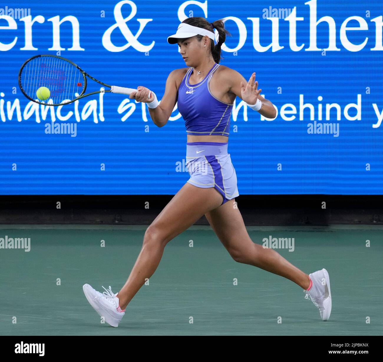 16 août 2022 : Emma Raducanu (GBR) a battu Serena Williams (États-Unis) 6-4, 6-0, à l'Open de l'Ouest et du Sud, au Lindner Family tennis Centre de Cincinnati, Ohio/États-Unis © Leslie Billman/Tennisclix/CSM Banque D'Images