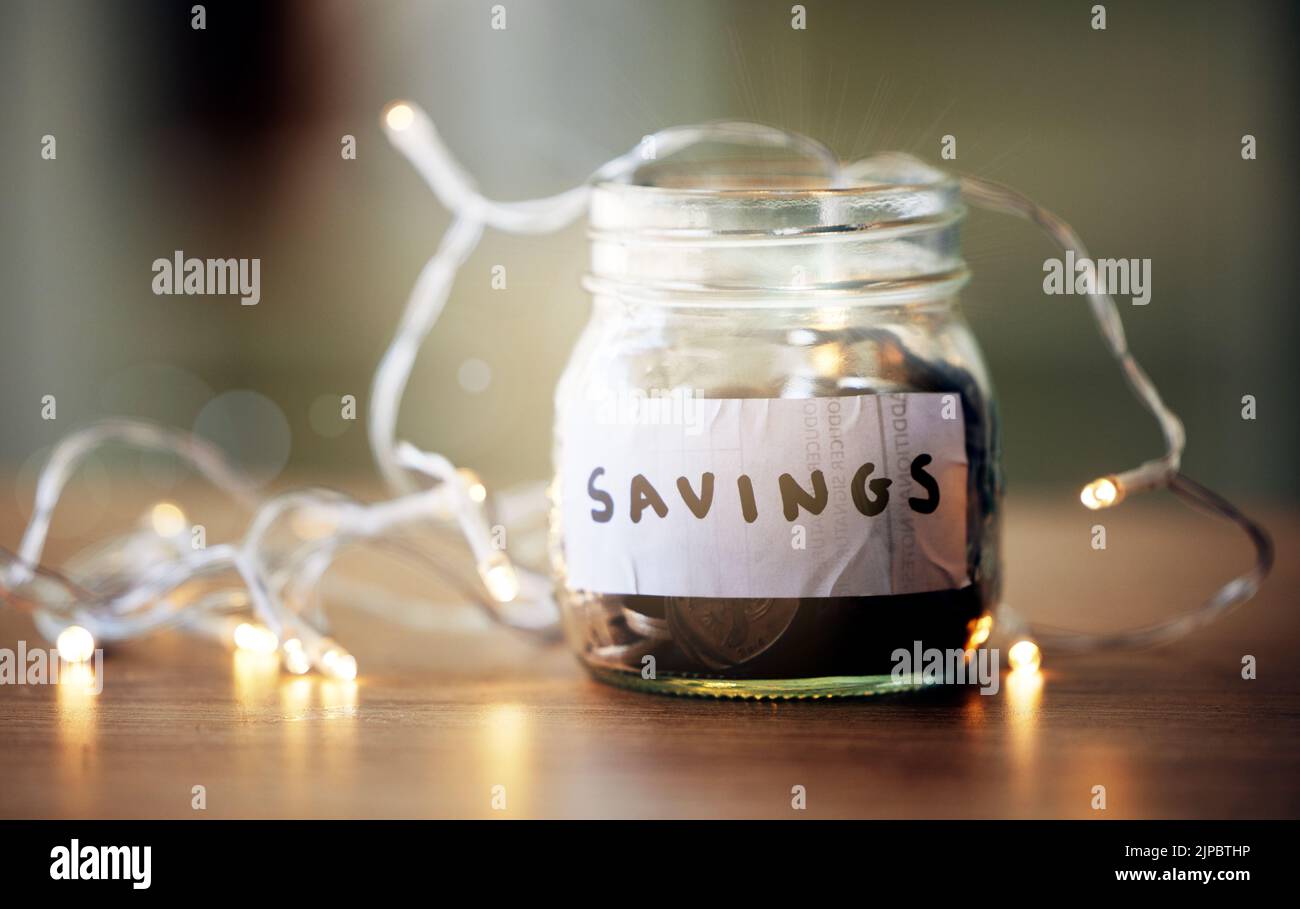 Finance, investissement et planification future avec une collection de plusieurs pièces, de l'argent dans un pot sur une table. Fonds de retraite ou croissance bénéfice, budget, épargne Banque D'Images