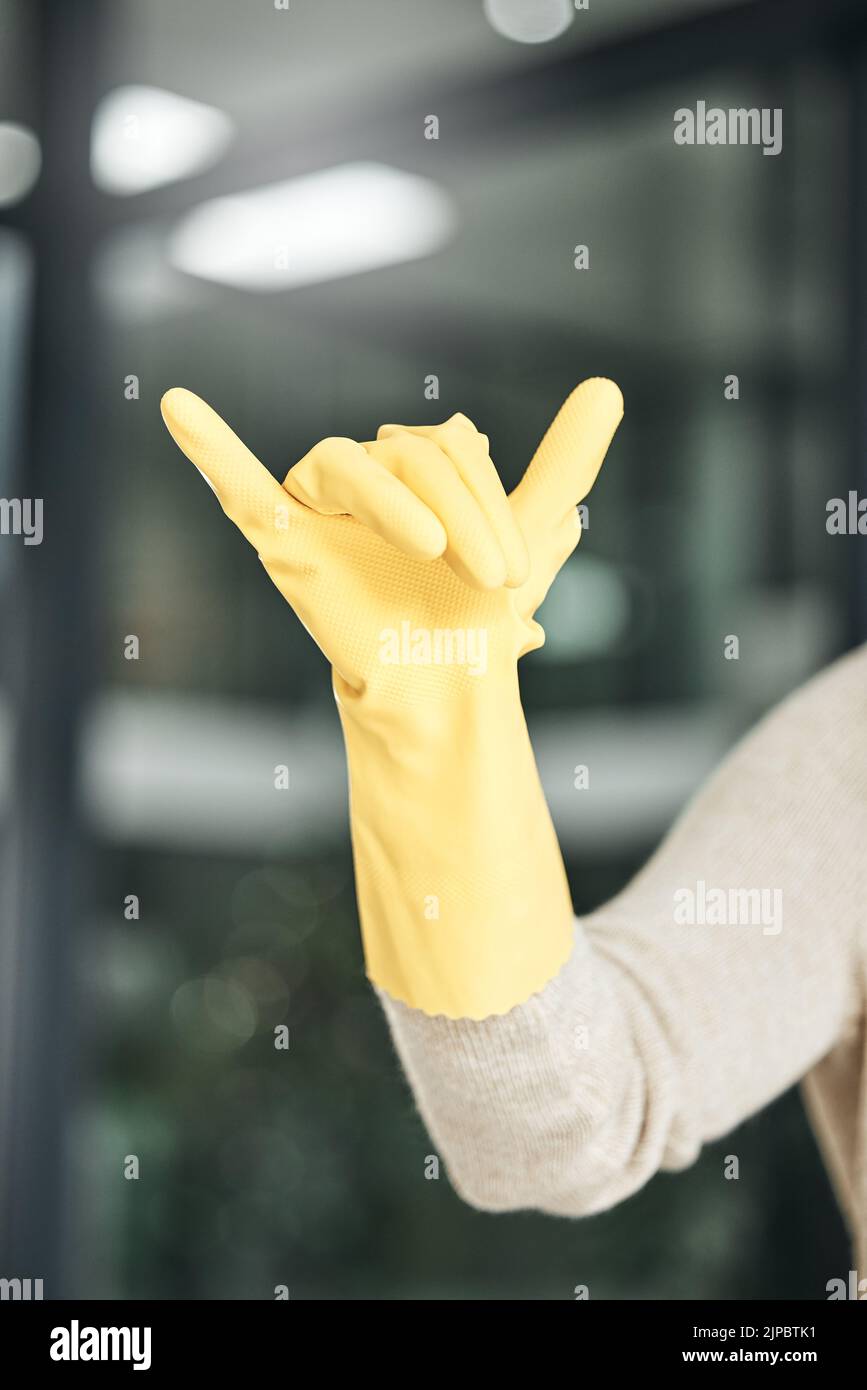 Appelez-moi, accrochez le signe et appelez-nous geste de main pour le nettoyage, les corvées et les travaux ménagers à louer à la maison. Gros plan des gestes d'appel d'un Banque D'Images