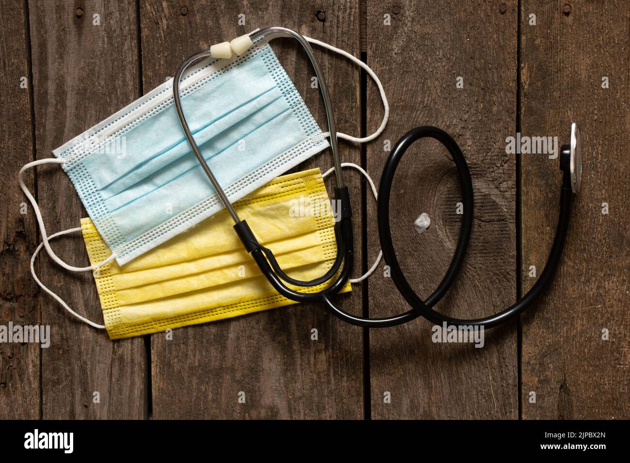 Masques médicaux jaunes et bleus comme le drapeau de l'Ukraine et un stéthoscope sur la table. Drapeau d'Etat de l'Ukraine, arrêter la guerre. La Russie est l'agresseur Banque D'Images