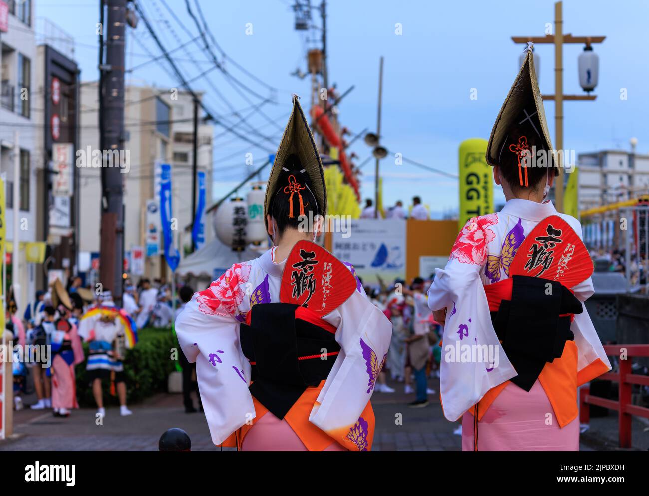 Deux femmes avec des chapeaux pointus et des kimonos traditionnels au festival japonais Banque D'Images