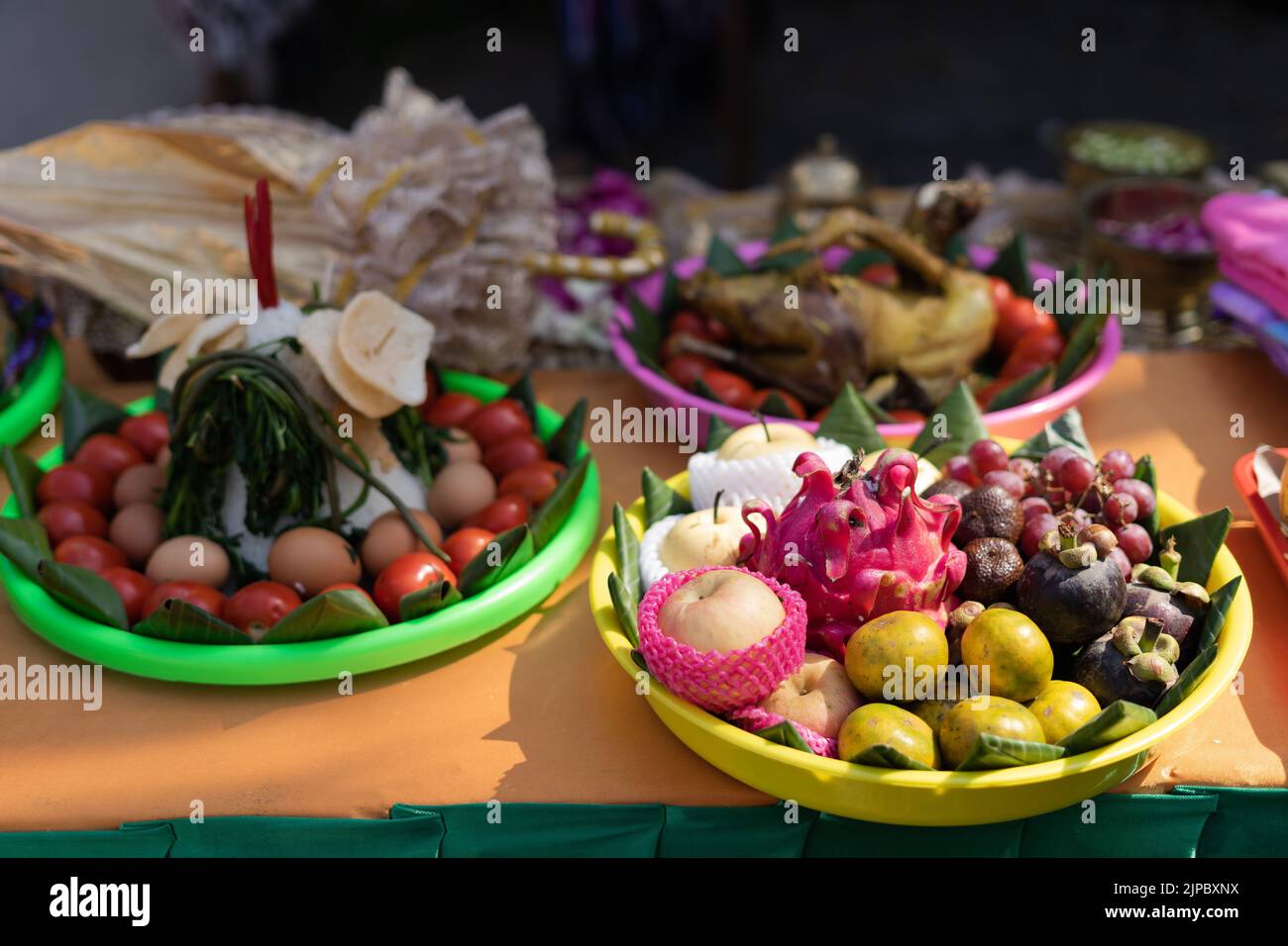 L'accent sélectif de divers aliments de couleur incluent les fruits, les légumes et le poulet décoré pour Siraman dans le rituel traditionnel de mariage javanais. Banque D'Images