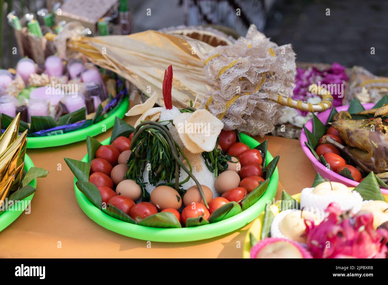 L'accent sélectif de divers aliments de couleur incluent les fruits, les légumes et le poulet décoré pour Siraman dans le rituel traditionnel de mariage javanais. Banque D'Images