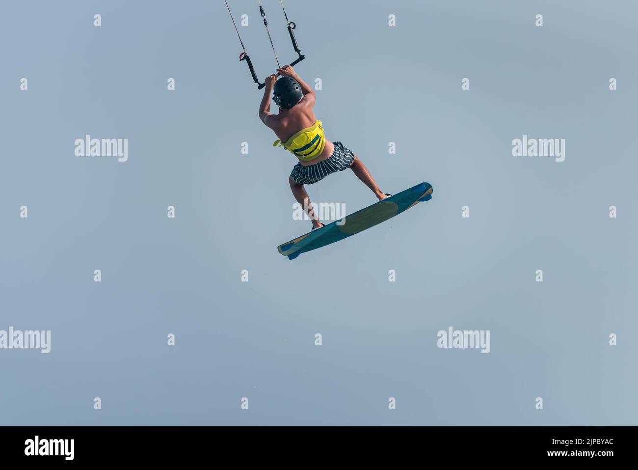 Kiteboarding progression, Homme apprenant des sauts de base kitesurf, , surf, kite surf. Saut en cerf-volant, saut en garçon Banque D'Images