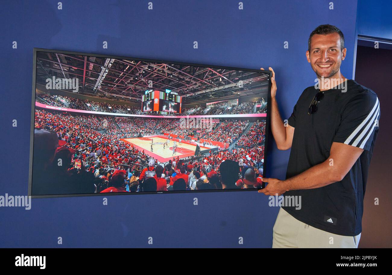 Munich, Allemagne, 16 août 2022, professionnel de basket-ball Paul Zipser (FCB Basketball) lors d'un événement de presse sur le site de construction de SAP Garden, la nouvelle arène sportive multifonctionnelle à Olympia Park Munich le 16 août 2022 à Munich, Allemagne. Le jardin SAP sera la nouvelle maison des spectacles carte rouge au club de hockey sur glace de Bull Munich et au Bayern Munich Basketball prévu en juin 2024. © Peter Schatz / Alamy Live News Banque D'Images