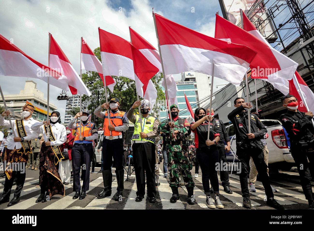 Bandung, Java-Ouest, Indonésie. 17th août 2022. La communauté et des éléments gouvernementaux ont levé des drapeaux lors du deuxième anniversaire de la proclamation de l'indépendance de la République d'Indonésie à la croisée des chemins, Bandung. Le Gouvernement de la République d'Indonésie a lancé un appel au public pour qu'il adopte une attitude parfaite et salue en ce moment à 10 h 17, heure locale. (Image de crédit : © Agvi Firdaus/ZUMA Press Wire) Banque D'Images