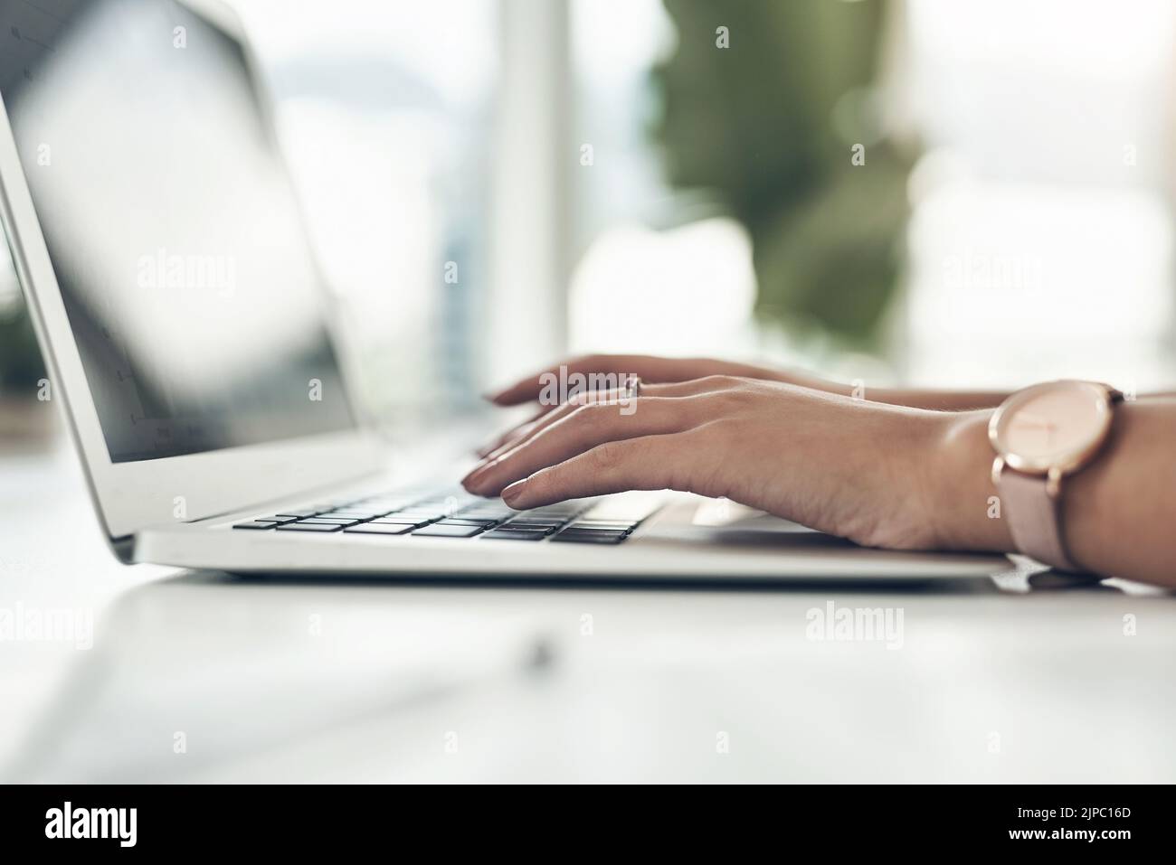 Gros plan des mains du responsable en tapant sur l'ordinateur portable, en passant en revue les contrats des employés ou en planifiant le planning du bureau. Professionnel des ressources humaines, patron d'embauche ou Banque D'Images