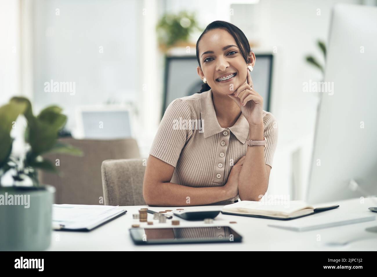 Jeune conseillère financière décontractée travaillant comme employée comptable ou portrait d'administrateur. Personnel de travail féminin comptant de l'argent et calculant un budget Banque D'Images