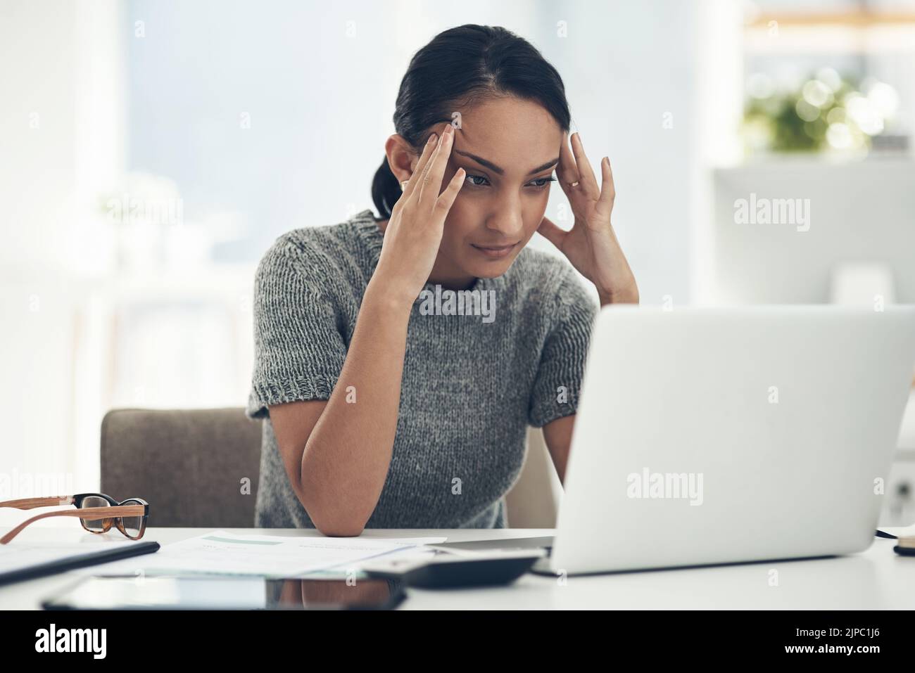 Femme d'affaires confuse, stressée et inquiète avec un ordinateur portable souffrant de maux de tête, de pression et de délai de l'agence. Esprit d'entrepreneur créatif de Banque D'Images