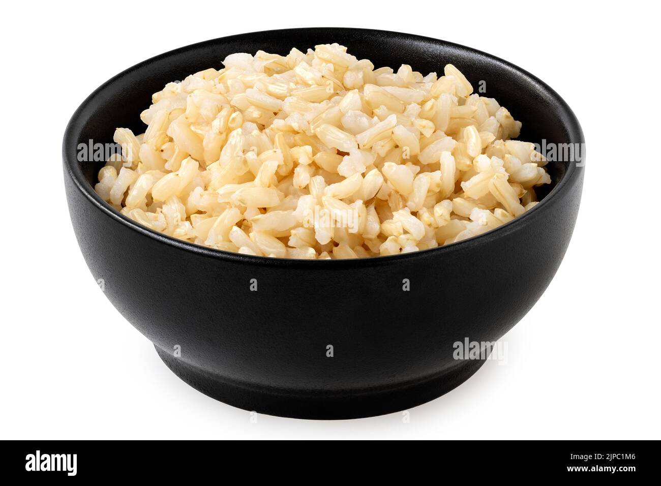 Faire revenir le riz cuit dans un bol en céramique noir isolé sur blanc. Banque D'Images