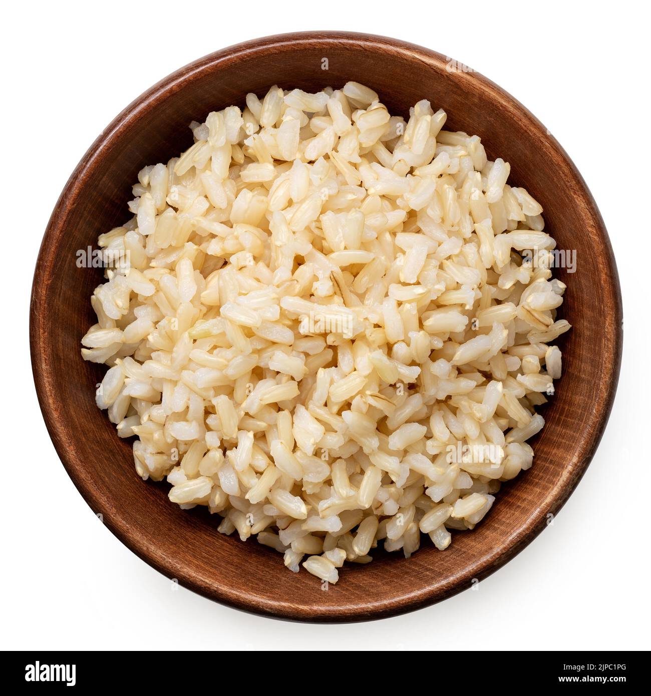 Faire revenir le riz cuit dans un bol en bois marron isolé sur blanc. Vue de dessus. Banque D'Images