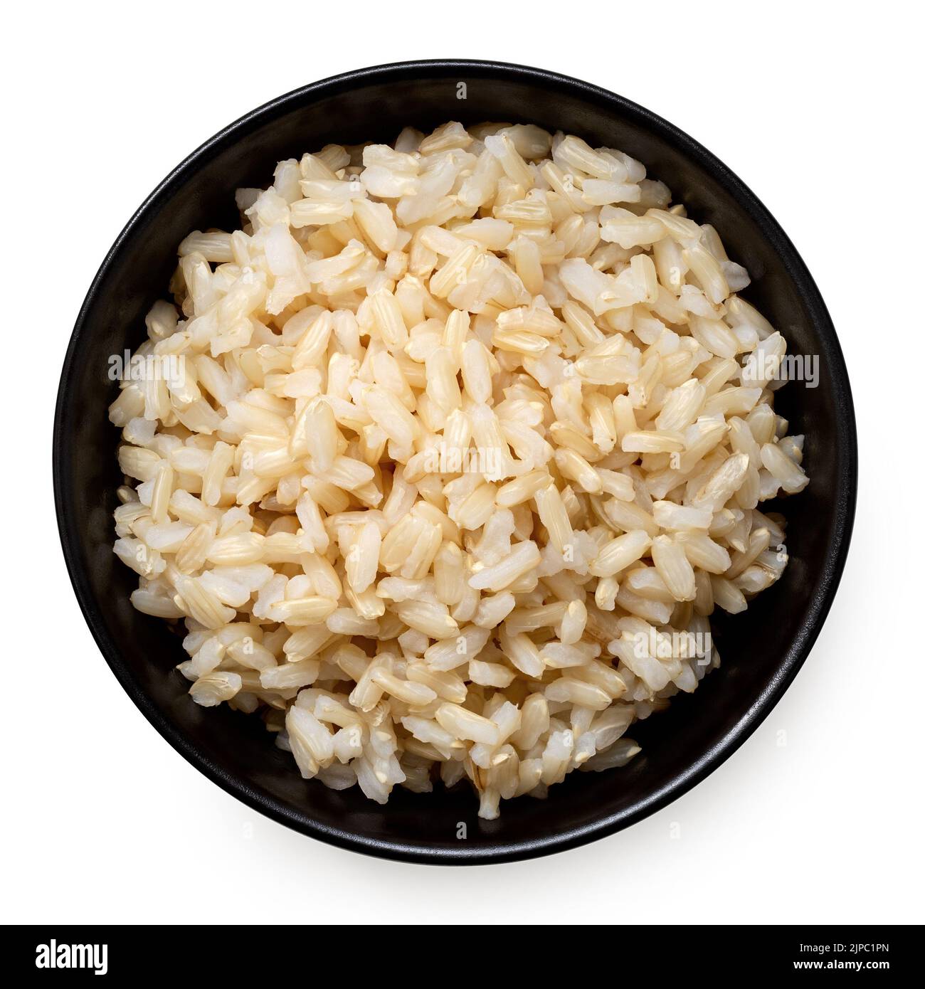 Faire revenir le riz cuit dans un bol en céramique noir isolé sur blanc. Vue de dessus. Banque D'Images