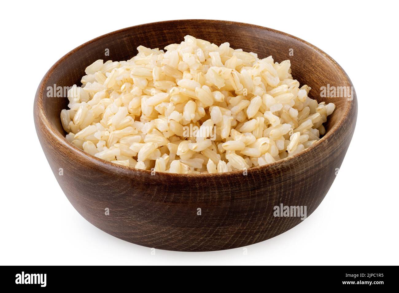 Faire revenir le riz cuit dans un bol en bois marron isolé sur blanc. Banque D'Images