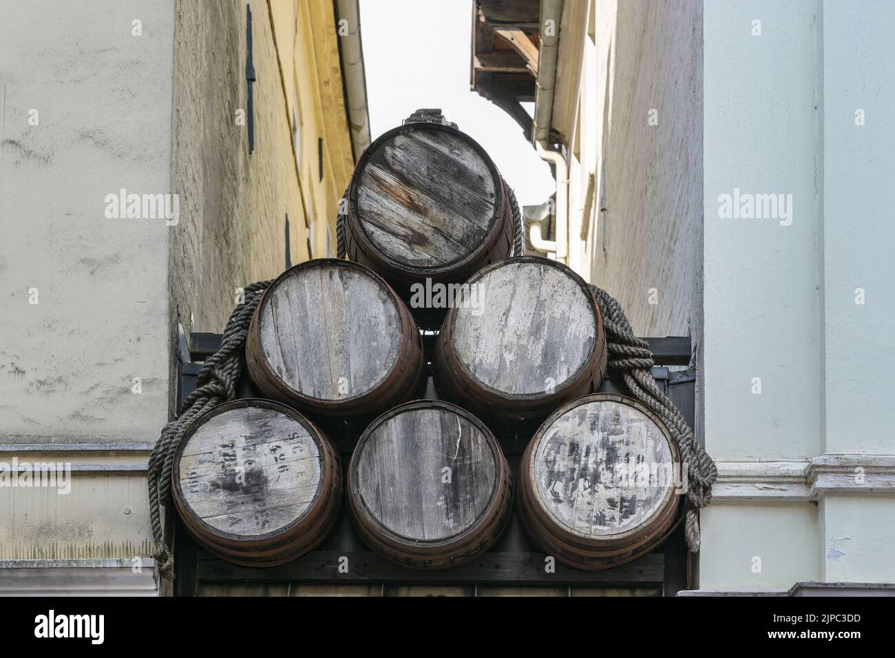 Fûts de bois empilés sur un magasin de rhum entre deux vieilles maisons de ville de Flensburg, Allemagne, point de mire choisi Banque D'Images