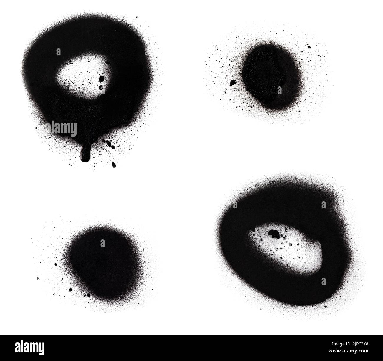Gros plan de deux taches de peinture en aérosol noir et de cercles avec éclaboussures et gouttes, isolés sur fond blanc. Banque D'Images