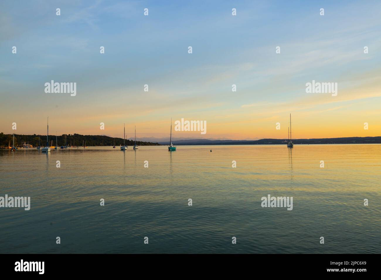 Bateaux à voile sur l'Ammersee au coucher du soleil Banque D'Images