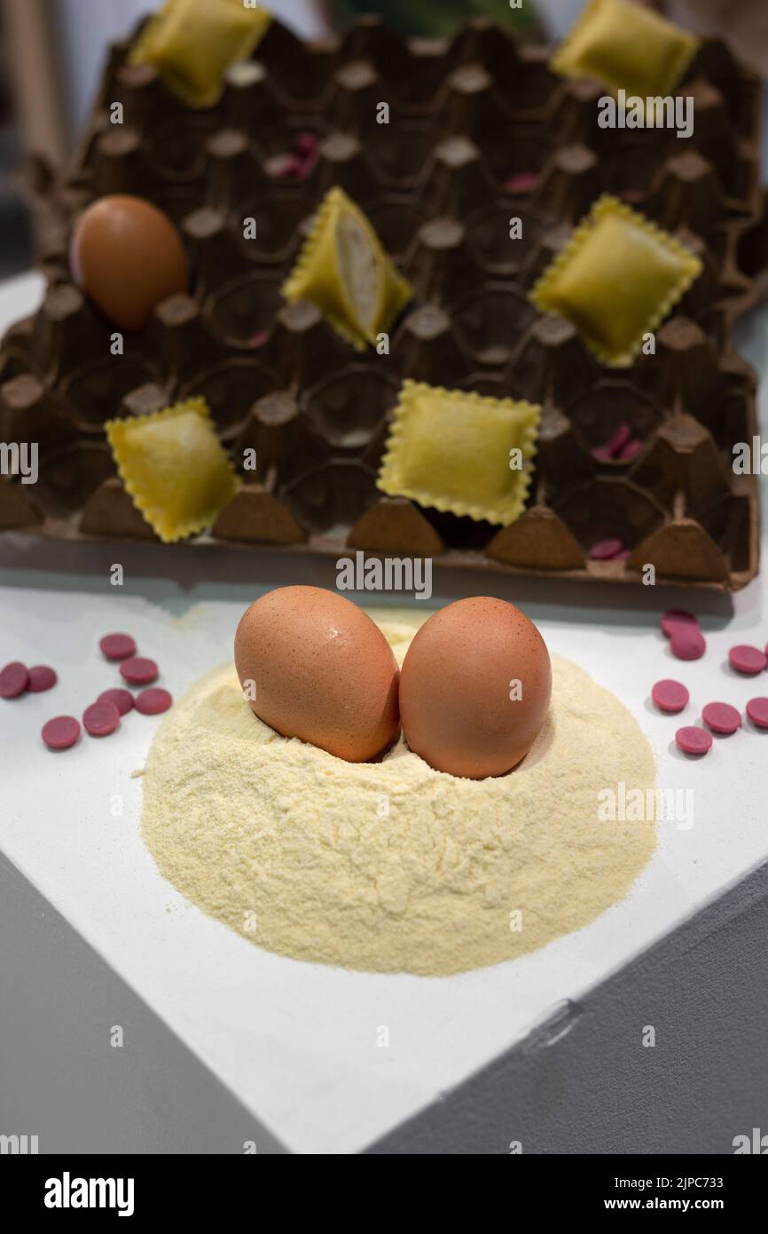 Deux œufs sur farine et pâtes italiennes Tortelli crues à l'arrière-plan. Banque D'Images