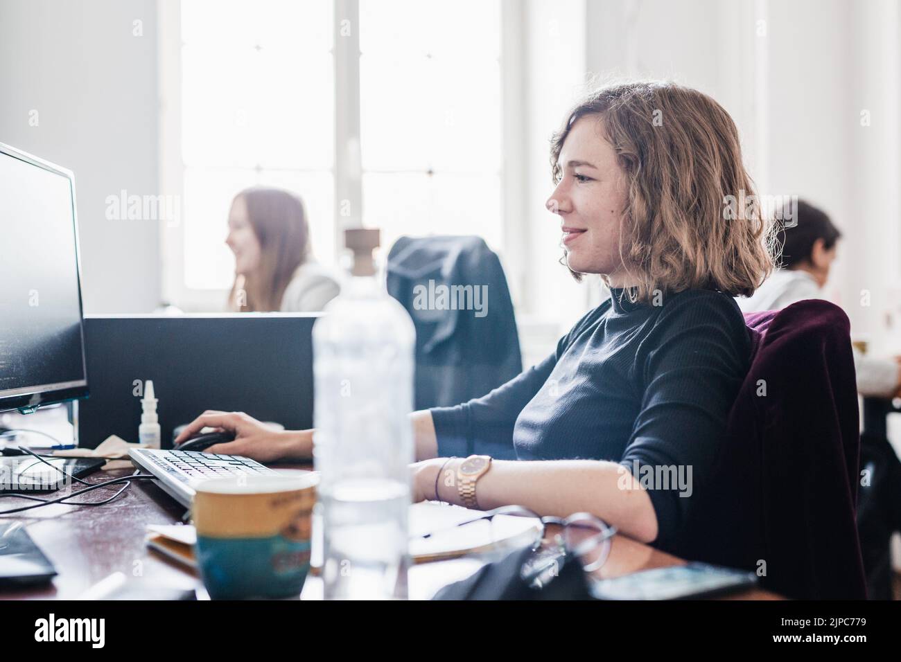 Yound consacrée Femme de l'équipe de développeurs de logiciels travaillant sur ordinateur de bureau Il statup company. Banque D'Images