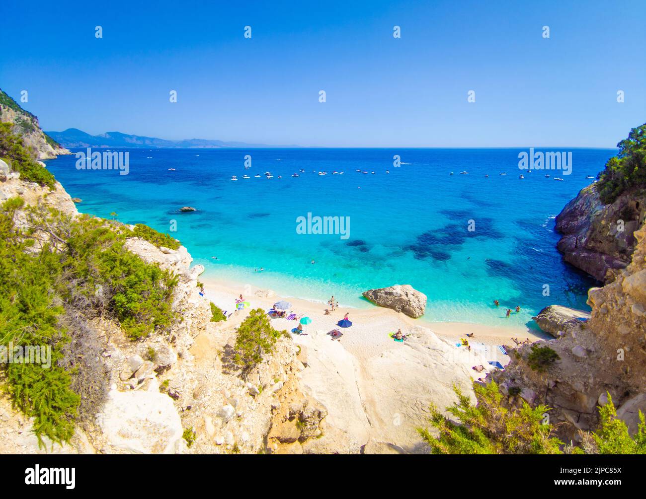 Cala Goloritzè à Sardegna (Italie) - la célèbre attraction touristique dans la côte est sauvage de l'île de Sardaigne, le golfe d'Orosei dans la commune de Baunei Banque D'Images