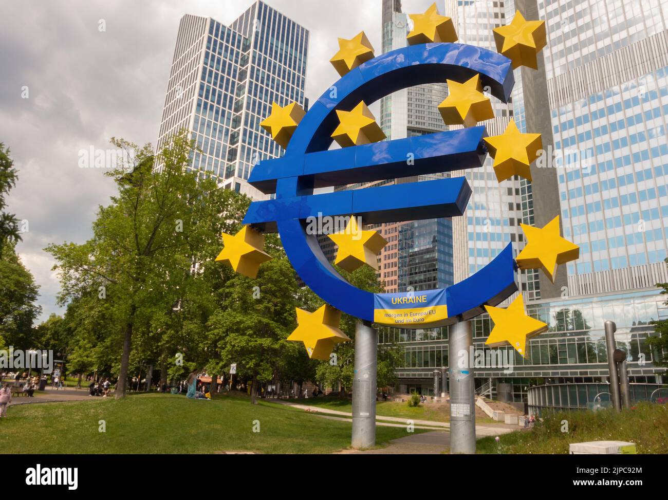Francfort,Allemagne,28 mai,2022: Centre-ville c'est le grand, célèbre signe pour l'EURO-monnaie. Banque D'Images