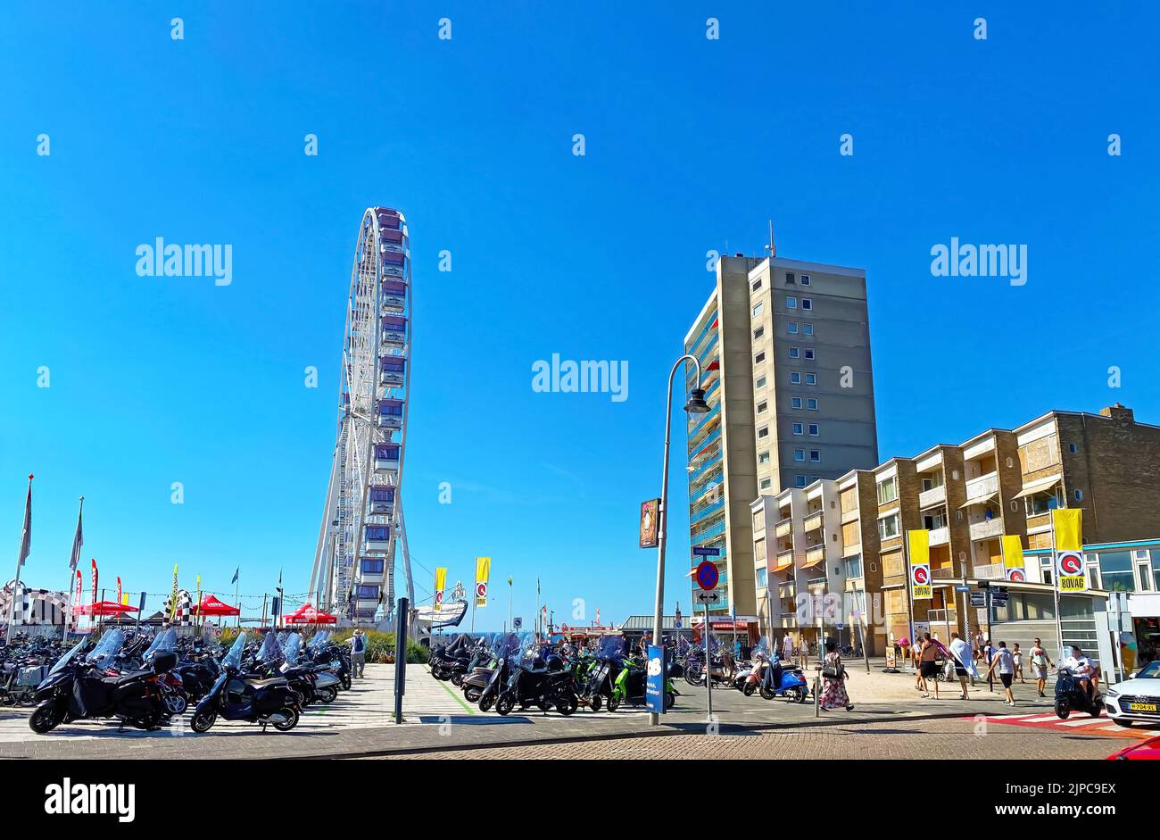 Zandvoort, pays-Bas - 12 août. 2022: Place du côté de la mer du Nord avec maisons en bord de mer et grande roue en été Banque D'Images