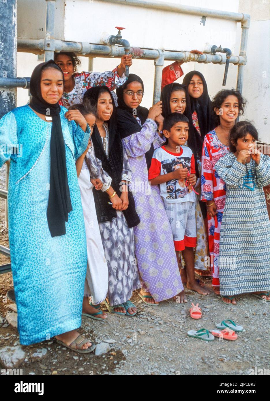 Les femmes et les enfants du village près de Khasab, dans la péninsule de Musandam, Sultanat d'Oman Banque D'Images