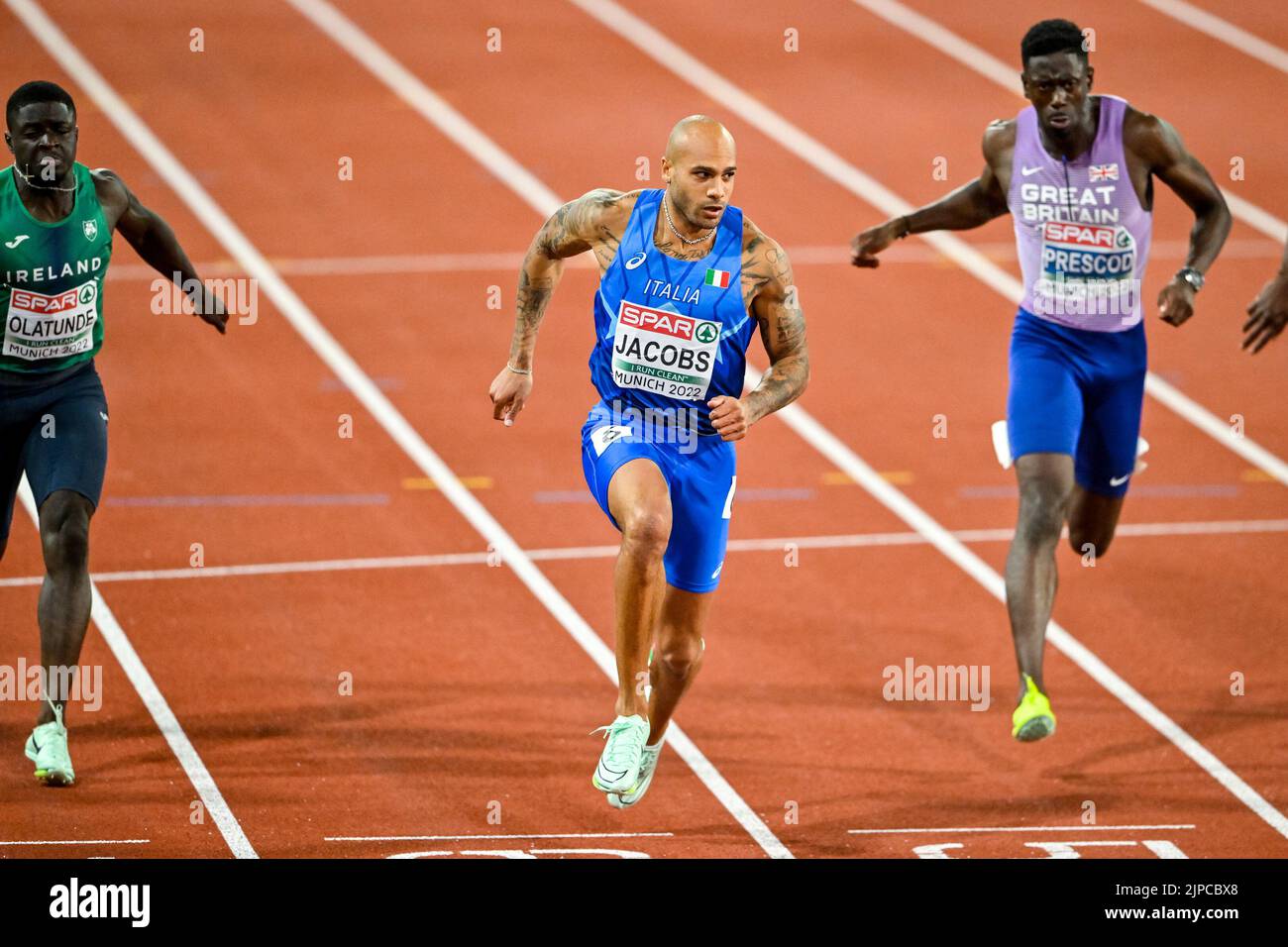 MUNCHEN, ALLEMAGNE - AOÛT 16 : Lamont Marcell Jacobs, d'Italie, franchit la ligne d'arrivée en première place lors de la finale hommes 100m lors des championnats d'Europe Munich 2022 à l'Olympiastadion sur 16 août 2022 à Munchen, Allemagne (photo d'Andy Astfalck/BSR Agency) Banque D'Images