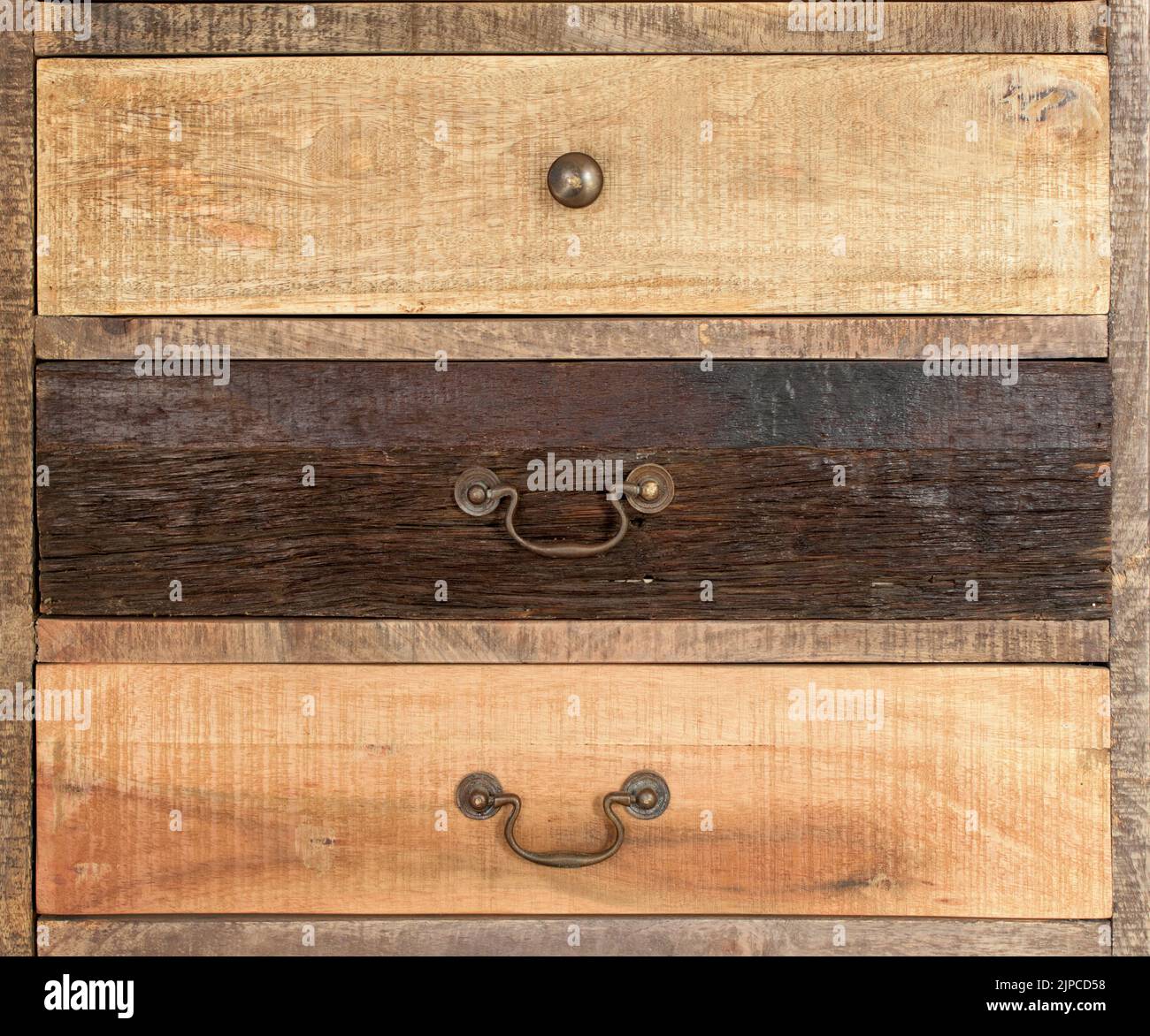 Une ancienne commode en bois avec poignées en métal, différentes sortes de vieilles caisses en bois Banque D'Images