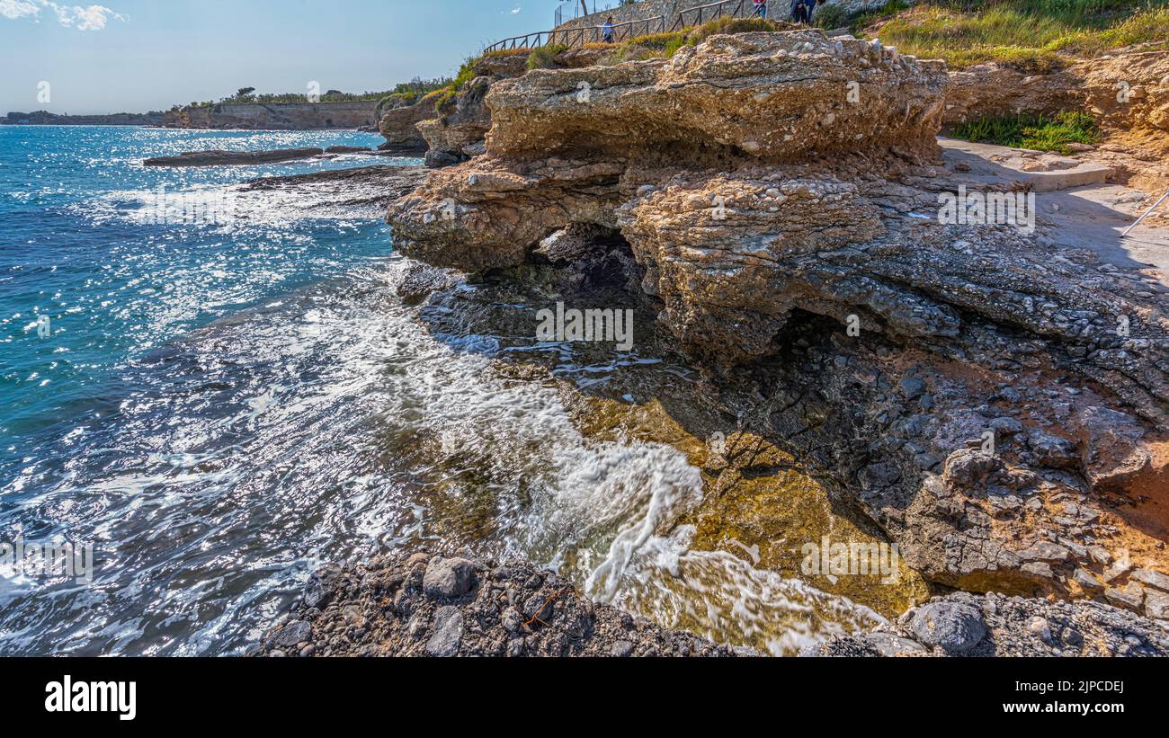 Falaises de la plage de Chianca Masiello avec la mer transparente du parc national du Gargano. Monte Sant'Angelo, province de Foggia, Pouilles, Italie, Europe Banque D'Images